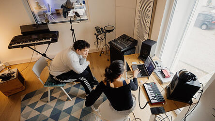 K&uuml;nstler Ez Kamil und die K&uuml;nstlerin elimako. Im Hintergrund, durch die Glasscheibe, ist die K&uuml;nstlerin BELLI zu erkennen.