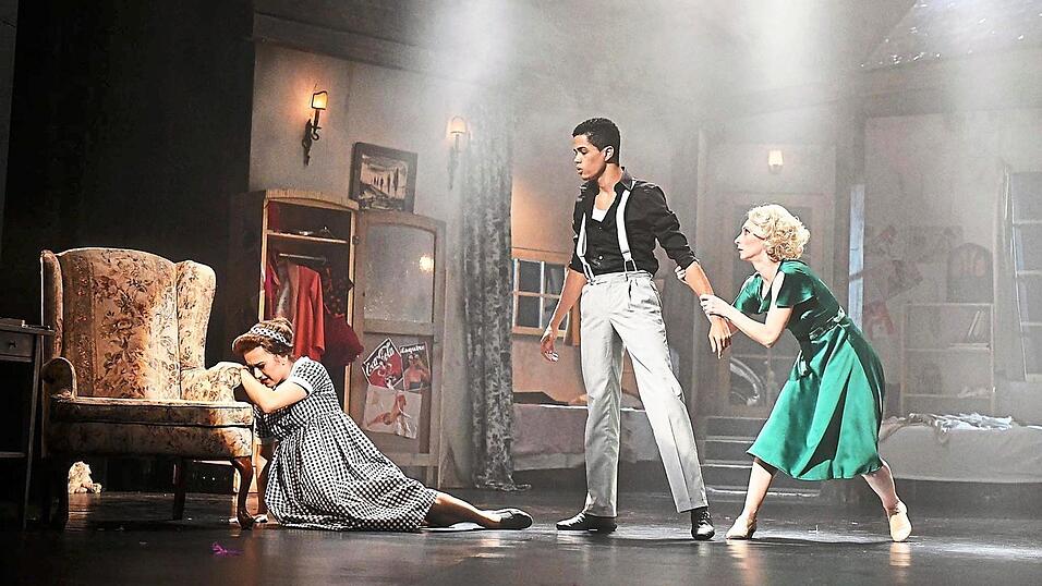 Stella (Tereza Szentpeteryov&aacute;) ist am Boden zerst&ouml;rt, auch durch die Ehe mit Stanley (Magnum Phillipy). Ihre Schwester Blanche (Petronela Bogdan) steht zwischen beiden.