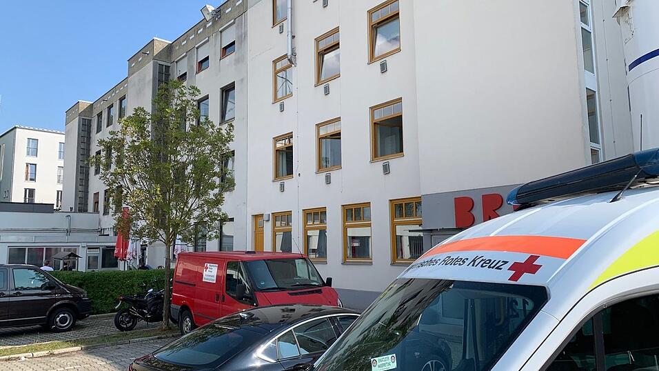 In Straubing in der Carl-Zeiss-Stra&szlig;e wurde eine Fliegerbombe gefunden. Derzeit bereiten sich die Einsatzkr&auml;fte auf eine Entsch&auml;rfung beziehungsweise Sprengung der Bombe vor. Der Sprengmeister wurde &uuml;ber die Lage bereits informiert.