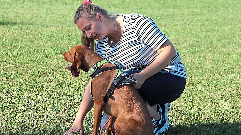 Die angehende Hundetrainerin Judith Grassinger mit ihrer Magyar Vizsla Hündin Leni. Die angehende Hundetrainerin Judith Grassinger mit ihrer Magyar Vizsla Hündin Leni.