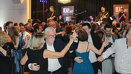 Bis in die fr&uuml;hen Morgenstunden wurde zur Musik von &bdquo;Headline&ldquo; im B&uuml;rgersaal getanzt.