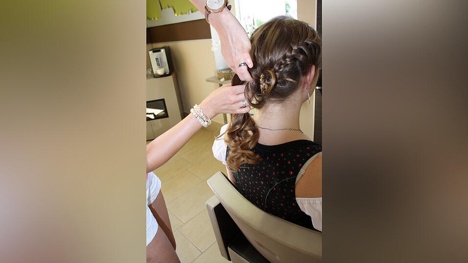 (Foto: Pfeffer)Schlage die Locken einfach über den Knoten am Hinterkopf nach oben und... (Foto: Pfeffer)Schlage die Locken einfach über den Knoten am Hinterkopf nach oben und...