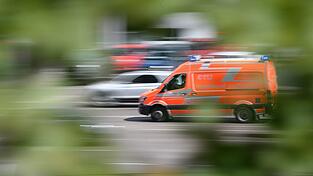 Rettungskräfte brachten den Mann in ein Krankenhaus, wo er an seinen schweren Verletzungen starb. (Symbolbild)