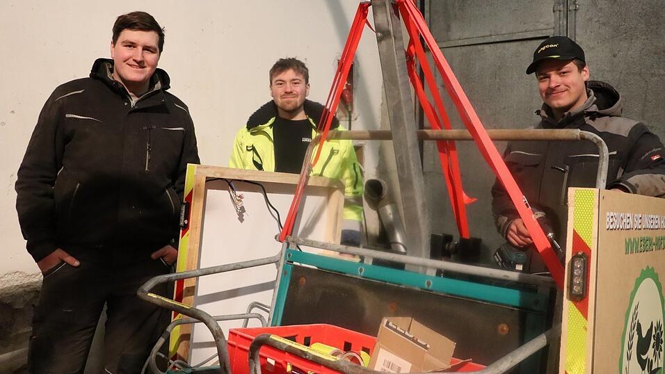 Valentin Schobner (v.l.), Oliver Haselbeck und Andreas Blank bei den letzten Arbeiten.