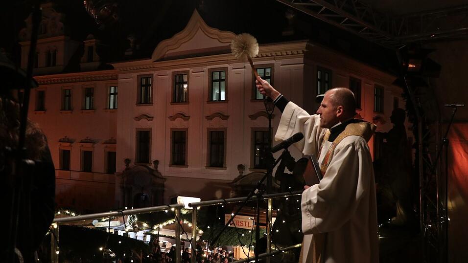 Der Weihnachtsmarkt auf Schloss Sankt Emmeram in Regensburg wurde am Freitag feierlich er&ouml;ffnet.