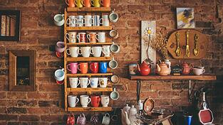 Regale sorgen für Ordnung – und wenn es bloß bei den Tassen ist. Regale sorgen für Ordnung – und wenn es bloß bei den Tassen ist.