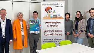 Warben f&uuml;r den Auftakt zum MINT-Herbst (v.l.): B&uuml;rgermeister Herbert Blascheck, Martina Wimmer (Projektmanagerin Experimentierwerkstatt), Alexander Guhr (Wirtschaftsf&ouml;rderung Landkreis Kelheim), Brigitte Kempny-Graf (Projektmanagerin Soziale Stadt), Schulleiterin Simone Forstner-Roith und Andreas Hornauer (KEB).