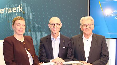 Daniela Groher, Egon Leon Westphal (M.) und Albert Zettl mit einem Sensorik-Roboter, der Stromseile abf&auml;hrt und pr&uuml;ft.