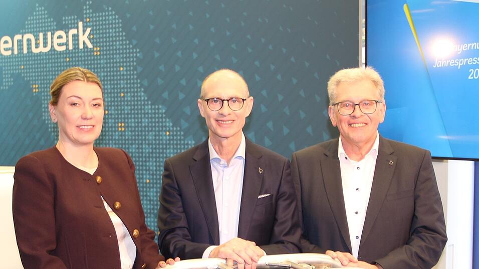 Daniela Groher, Egon Leon Westphal (M.) und Albert Zettl mit einem Sensorik-Roboter, der Stromseile abf&auml;hrt und pr&uuml;ft.