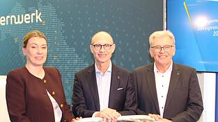 Daniela Groher, Egon Leon Westphal (M.) und Albert Zettl mit einem Sensorik-Roboter, der Stromseile abf&auml;hrt und pr&uuml;ft.