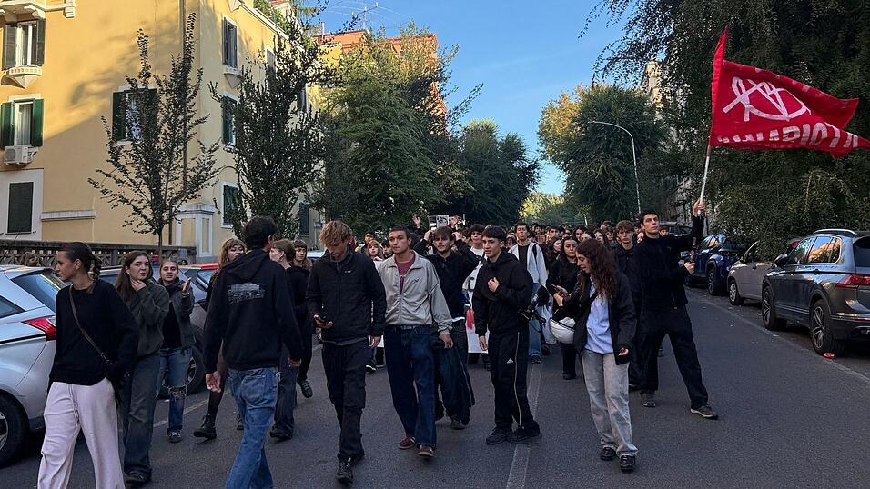 Auch in Italien gehen Schüler jetzt auf die Straßen. Auch in Italien gehen Schüler jetzt auf die Straßen.