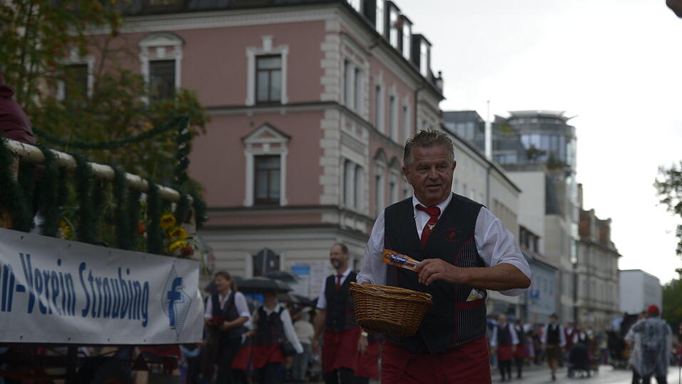 Zahlreiche Musik- und Trachtengruppen zogen nach dreij&auml;hriger Pause am Freitagabend zum Festplatz Am Hagen.&nbsp;