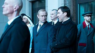 Jude Law (l.) und Paul Dano in einer Szene des Films 'The Wizard of the Kremlin' von Olivier Assayas.