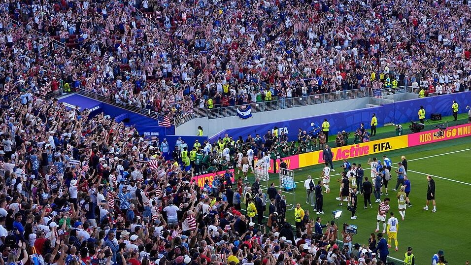 Die Fans verabschiedeten die Spieler mit großem Jubel. Die Fans verabschiedeten die Spieler mit großem Jubel.