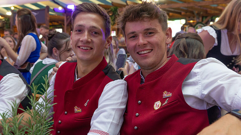 Die Partybilder vom Dienstag, 11. August, aus dem Festzelt Wenisch. Die Partybilder vom Dienstag, 11. August, aus dem Festzelt Wenisch.