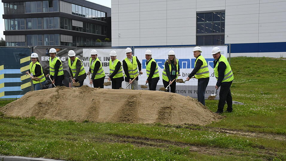 Beim offiziellen Spatenstich (von links): Natalie Kiefer (MPS Archonic), Stefan Bichlmeier (Leiter Verfahrenstechnik Flottweg), Arnold Hauk (Leiter Werk 2), Flottweg Vorstand Klaus Huber, Vorstandsvorsitzender Dr. Kersten Link, Aufsichtsratsvorsitzender Klaus Kirchesch, Landrat Peter Dreier, B&uuml;rgermeisterin Sibylle Entwistle, Peter Bruckmayer (ehemaliger Aufsichtsratsvorsitzender und Vorstand) und Marco Frank von Bremer Bau.