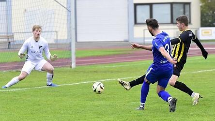 Der Pechvogel im blauen Trikot: Bogens Jonas Gmeinwieser ließ gegen Burglengenfeld zwei Großchen liegen.