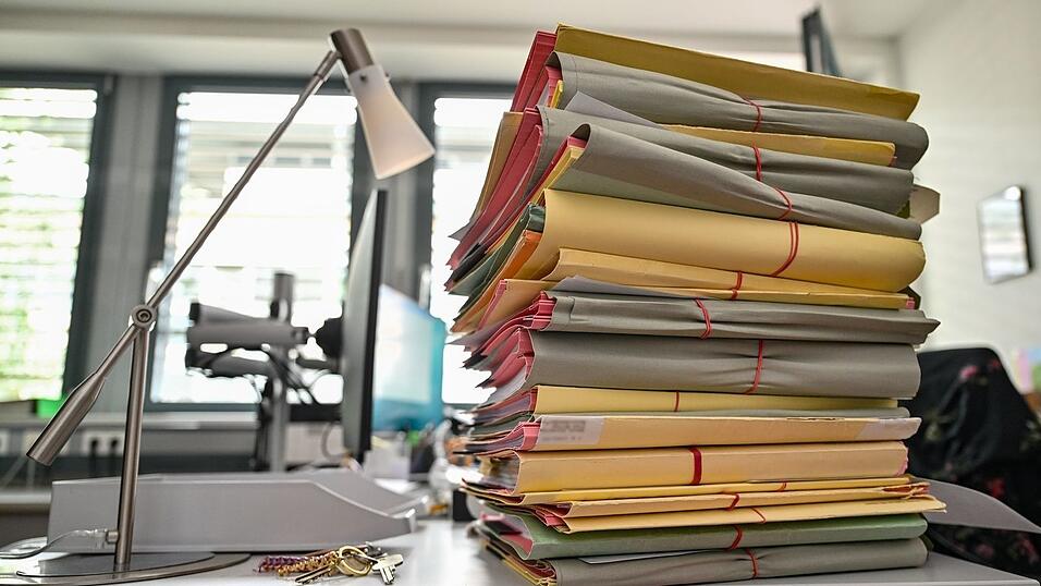 Die Aktenberge bei den Staatsanwaltschaften wachsen. (Symbolbild)