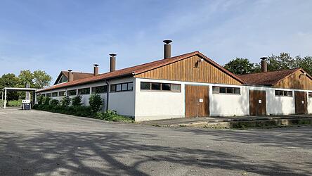 Nachdem sich die Stadt aktuell keinen Komplett- oder Teilabriss der Zuchtviehversteigerungshalle in Kagers leisten kann, werden hier Luftreinigungsgeräte eingelagert, die nicht mehr benötigt werden.