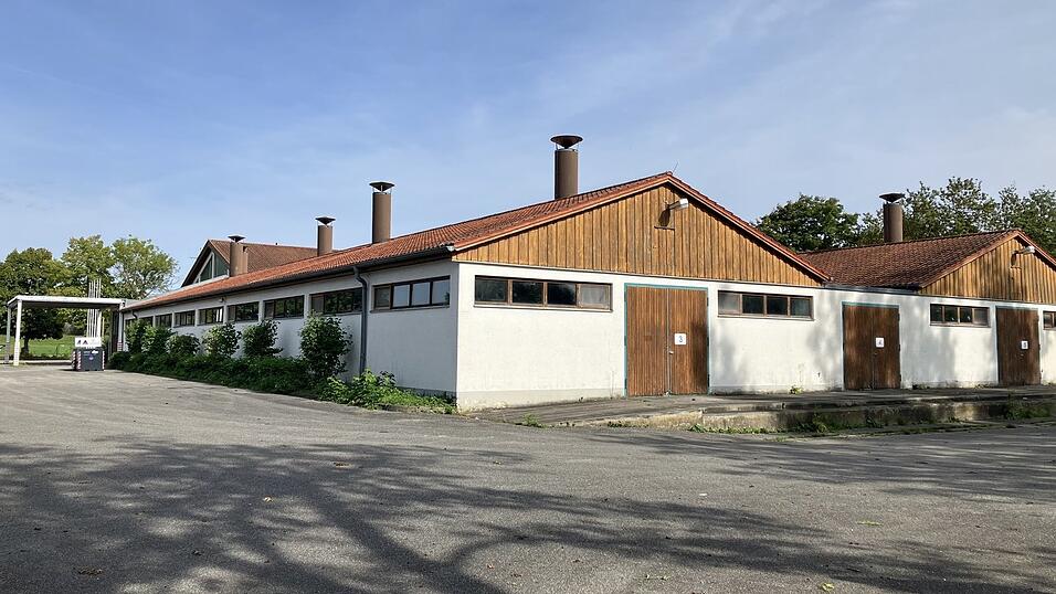 Nachdem sich die Stadt aktuell keinen Komplett- oder Teilabriss der Zuchtviehversteigerungshalle in Kagers leisten kann, werden hier Luftreinigungsgeräte eingelagert, die nicht mehr benötigt werden.