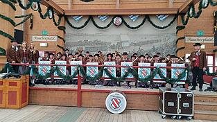 Die Landauer Stadtkapelle kam am Oktoberfest so gut an, dass Zugaben gefordert wurden.