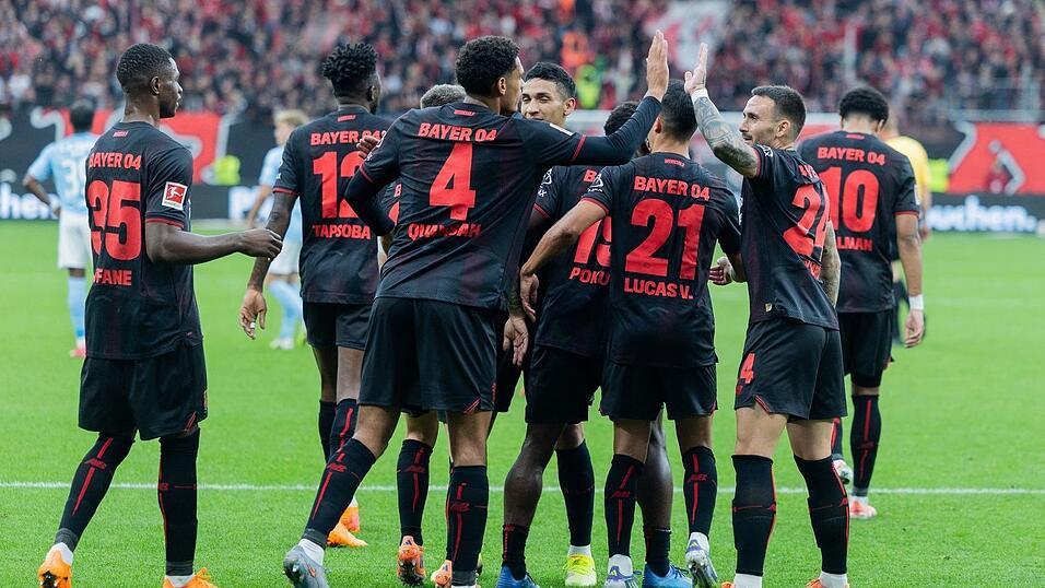 Leverkusen jubelt über den Treffer zum 1:0.
