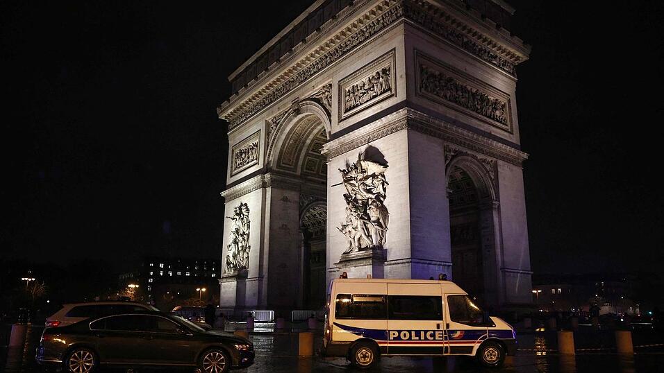 Am Triumphbogen wurde ein Gendarm angegriffen.