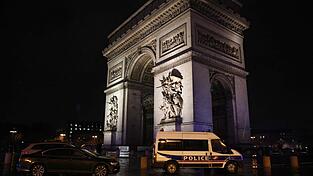 Am Triumphbogen wurde ein Gendarm angegriffen.