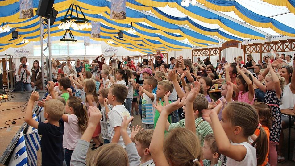 Die Kinder hatten viel Spaß mit Rodscha aus Kambodscha und Tom Palme.