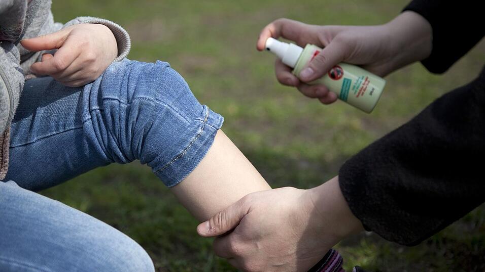 Insektenschutzspray ist ein wirksames Mittel, wenn man es richtig anwendet.