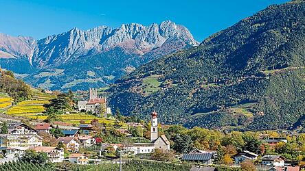 Das Südtiroler Naturns mit seinen Waalwegen liegt 15 Kilometer von Meran entfernt. Im Hintergrund sind die Sarntaler Alpen zu sehen.