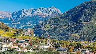 Das Südtiroler Naturns mit seinen Waalwegen liegt 15 Kilometer von Meran entfernt. Im Hintergrund sind die Sarntaler Alpen zu sehen.
