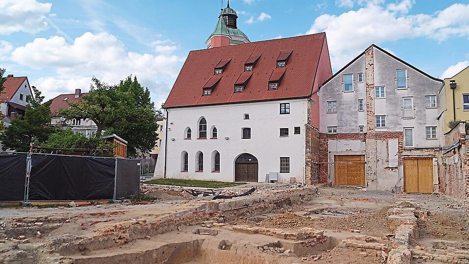 Neben dem Museumsgeb&auml;ude (links) schlie&szlig;t sich das Haus mit der Nummer 39 an. Wo sich die linke Holzt&uuml;r befindet, entsteht sp&auml;ter der Zugang zum Neubau. Durch die rechte Holzt&uuml;r geht es dann zum Stadtplatz. Im Vordergrund sind die arch&auml;ologischen Grabungsschnitte zu sehen.