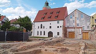 Neben dem Museumsgeb&auml;ude (links) schlie&szlig;t sich das Haus mit der Nummer 39 an. Wo sich die linke Holzt&uuml;r befindet, entsteht sp&auml;ter der Zugang zum Neubau. Durch die rechte Holzt&uuml;r geht es dann zum Stadtplatz. Im Vordergrund sind die arch&auml;ologischen Grabungsschnitte zu sehen.
