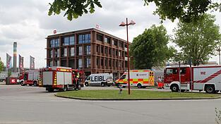 Geschätzt 15 Feuerwehren seien zu Einhell gerufen worden, sagte Einsatzleiter Robert Brandhofer.