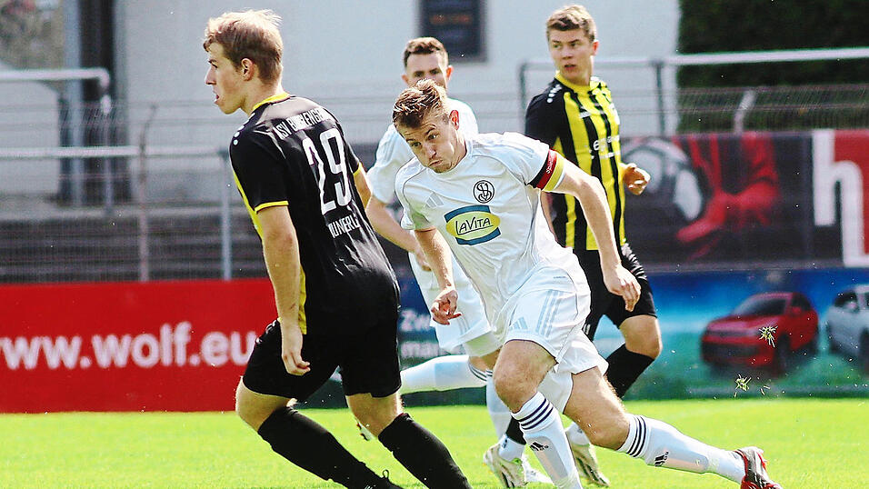 Blo&szlig; nicht wieder einem R&uuml;ckstand hinterherhecheln: Im Hinspiel gegen den ASV hatte die &bdquo;Spiele&ldquo; um Kapit&auml;n Alex Hagl (re.) das Nachsehen. Diesmal will die SVL den Spie&szlig; unbedingt umdrehen.