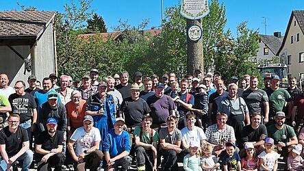 Gruppenfoto nach getaner Arbeit: In Aiglsbach hat das Maibaumaufstellen Tradition, wobei das ganze Dorf - Jung und Alt - mit anpackt.