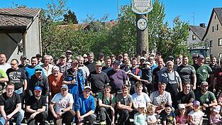 Gruppenfoto nach getaner Arbeit: In Aiglsbach hat das Maibaumaufstellen Tradition, wobei das ganze Dorf - Jung und Alt - mit anpackt.