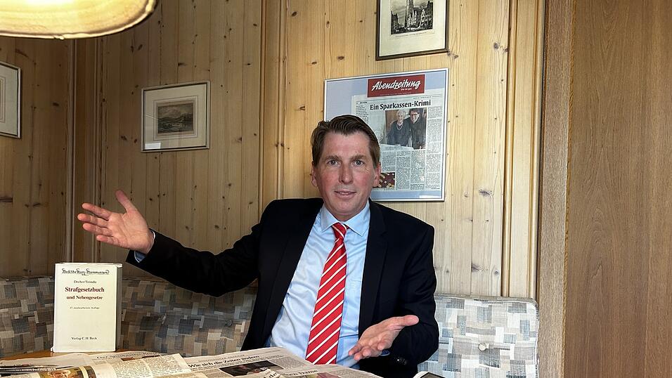 Rechtsanwalt Bernhard Brunner vor Zeitungsausschnitten mit seinen Fällen. Für das Foto hat er sich extra einen Schlips umgebunden. Rechtsanwalt Bernhard Brunner vor Zeitungsausschnitten mit seinen Fällen. Für das Foto hat er sich extra einen Schlips umgebunden.