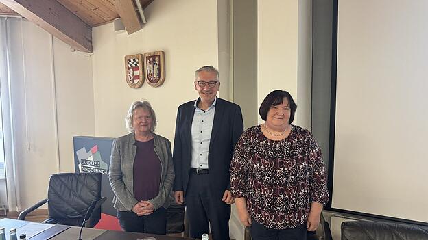 Regina Hurmer (links) und Christine Kronbeck-Schmei&szlig;er wurden von Landrat Werner Bumeder nach ihrer langj&auml;hrigen T&auml;tigkeitszeit verabschiedet.