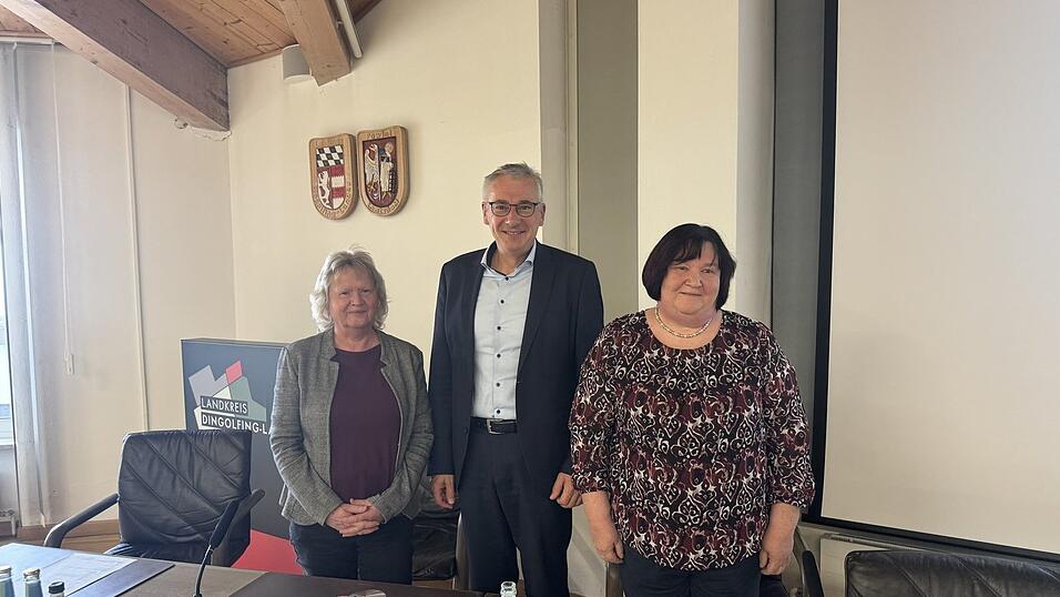 Regina Hurmer (links) und Christine Kronbeck-Schmeißer wurden von Landrat Werner Bumeder nach ihrer langjährigen Tätigkeitszeit verabschiedet. Regina Hurmer (links) und Christine Kronbeck-Schmeißer wurden von Landrat Werner Bumeder nach ihrer langjährigen Tätigkeitszeit verabschiedet.