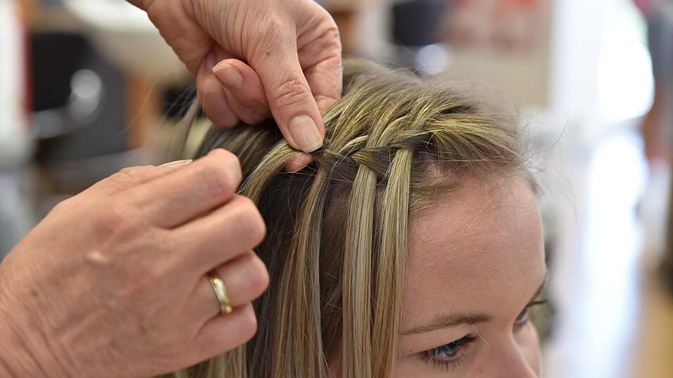 Noch ein Frisurenvorschlag: Nun wird von beiden Seiten nach hinten geflochten. Die Haare zunächst seitlich scheiteln und auf der größeren abgeteilten Seite mit dem Flechten beginnen. Dazu vorne drei nicht zu dünne Haarsträhnen abteilen und mit der vordersten Strähne 1 beginnen. Nun Strähne 1 über Strähne 2 legen, dann Strähne 2 fallen lassen. Eine neue Strähne 3 nehmen und über Strähne 1 legen. So entsteht der 'Wasserfall-Effekt'. Wiederholen Sie das Ganze bis zum Hinterkopf. Noch ein Frisurenvorschlag: Nun wird von beiden Seiten nach hinten geflochten. Die Haare zunächst seitlich scheiteln und auf der größeren abgeteilten Seite mit dem Flechten beginnen. Dazu vorne drei nicht zu dünne Haarsträhnen abteilen und mit der vordersten Strähne 1 beginnen. Nun Strähne 1 über Strähne 2 legen, dann Strähne 2 fallen lassen. Eine neue Strähne 3 nehmen und über Strähne 1 legen. So entsteht der 'Wasserfall-Effekt'. Wiederholen Sie das Ganze bis zum Hinterkopf.