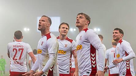 Eine Demonstration der St&auml;rke: Mit einer imponierenden Vorstellung ringen die Jahn-Akteure die M&uuml;nchner L&ouml;wen mit 4:0 nieder.