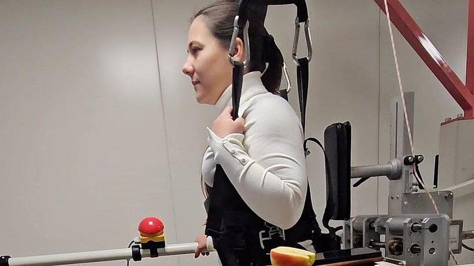 Selbst finanziert hat sich Marina Jetzinger einen Lokomat, der ihr helfen soll, ihre Gehfähigkeit durch hochintensive, repetitive Übungen auf dem Laufband wiederzuerlangen. Selbst finanziert hat sich Marina Jetzinger einen Lokomat, der ihr helfen soll, ihre Gehfähigkeit durch hochintensive, repetitive Übungen auf dem Laufband wiederzuerlangen.