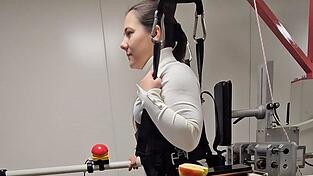 Selbst finanziert hat sich Marina Jetzinger einen Lokomat, der ihr helfen soll, ihre Gehfähigkeit durch hochintensive, repetitive Übungen auf dem Laufband wiederzuerlangen. Selbst finanziert hat sich Marina Jetzinger einen Lokomat, der ihr helfen soll, ihre Gehfähigkeit durch hochintensive, repetitive Übungen auf dem Laufband wiederzuerlangen.