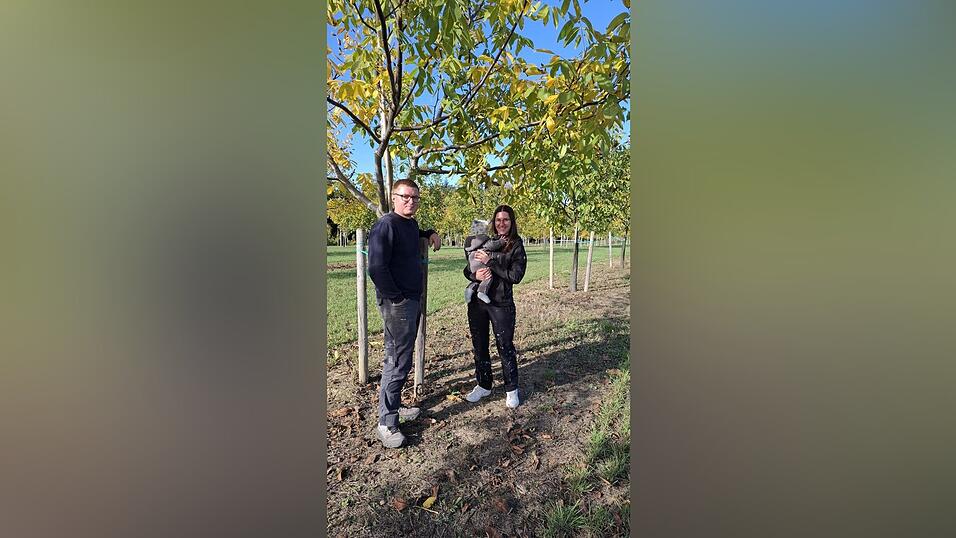 Dominik Eibl und seine Partnerin stehen unter ihren Wallnussbäumen: Die aktuelle Ernte bestimmt den Arbeitsalltag. Dominik Eibl und seine Partnerin stehen unter ihren Wallnussbäumen: Die aktuelle Ernte bestimmt den Arbeitsalltag.
