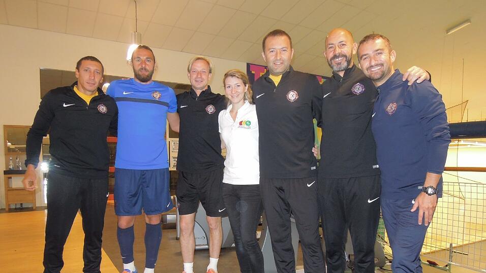 Annika Eichhorn testete mit ihrer mobilen Leistungsdiagnostik 'Ready to go' den türkischen Erstligisten Osmanlispor in Trainingslager in den Niederlanden. Annika Eichhorn testete mit ihrer mobilen Leistungsdiagnostik 'Ready to go' den türkischen Erstligisten Osmanlispor in Trainingslager in den Niederlanden.
