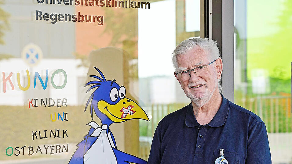 Hans Brockard steht vor einem Eingang der Kinder-Universitätsklinik (Kuno) in Regensburg. Er ist einer der Gründerväter und immer noch Teil des Stiftungsvorstandes. Hans Brockard steht vor einem Eingang der Kinder-Universitätsklinik (Kuno) in Regensburg. Er ist einer der Gründerväter und immer noch Teil des Stiftungsvorstandes.