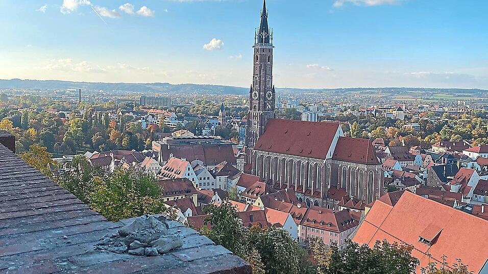 Nur noch der Fuß und der Sockel sind übrig von der Pumuckl-Figur auf dem Burgschanzl übrig. Die Statue wurde augenscheinlich abgebrochen, von ihr fehlt jede Spur. Nur noch der Fuß und der Sockel sind übrig von der Pumuckl-Figur auf dem Burgschanzl übrig. Die Statue wurde augenscheinlich abgebrochen, von ihr fehlt jede Spur.
