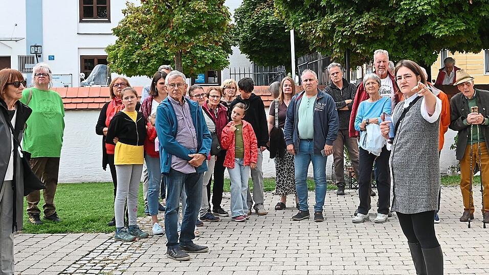 Die Historikerin Dr. Isabella Hödl-Notterer (rechts vorne) erklärte die Kirche St. Martin. Die Historikerin Dr. Isabella Hödl-Notterer (rechts vorne) erklärte die Kirche St. Martin.